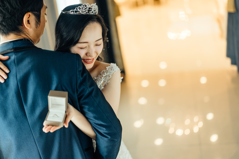 幸せいっぱいのハグショット!誓いの証の指輪を手に