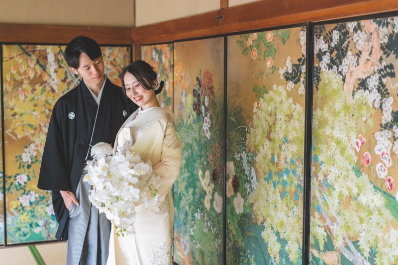 花柄模様の襖の前で