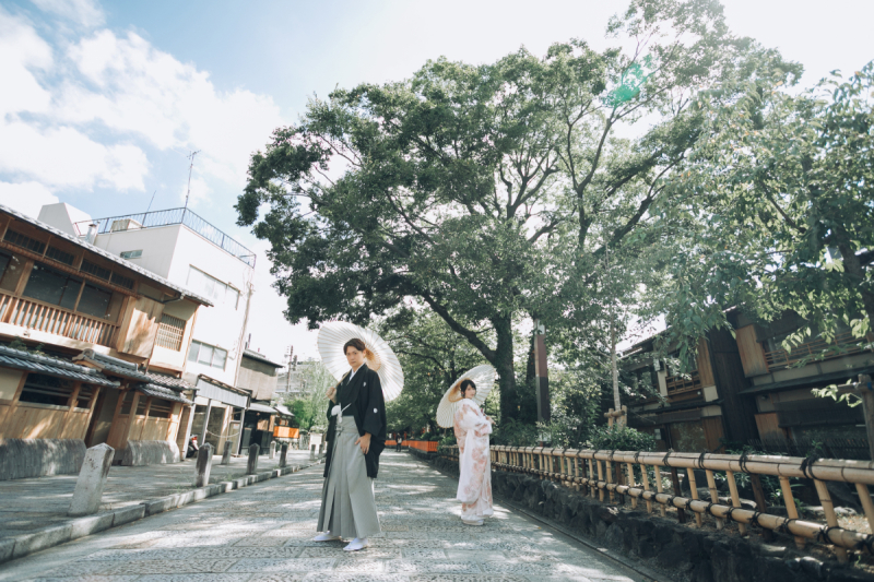 青空の下で町並みフォトウエディング