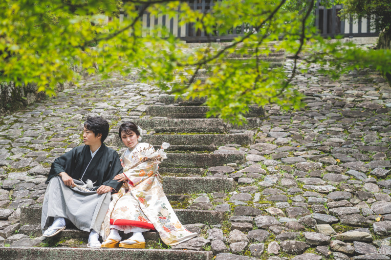 石段に腰かけてスタイリッシュな一枚も