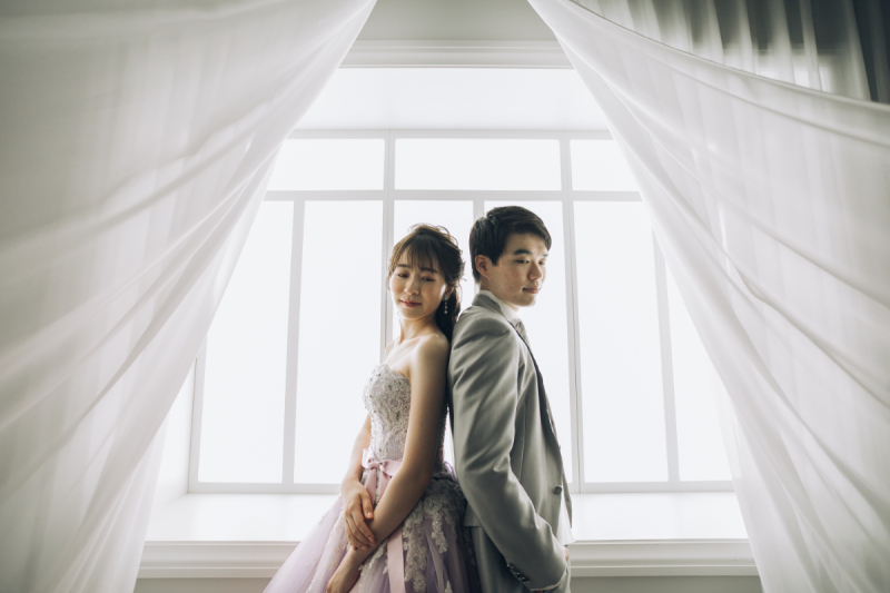 ふわっと広がるレースカーテンの中で