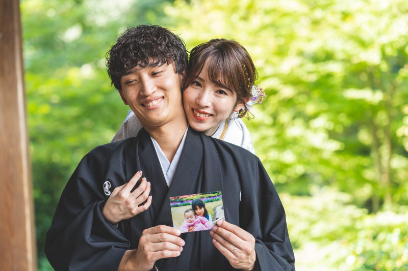 幸せいっぱいのおふたり、新郎さんの手元には?