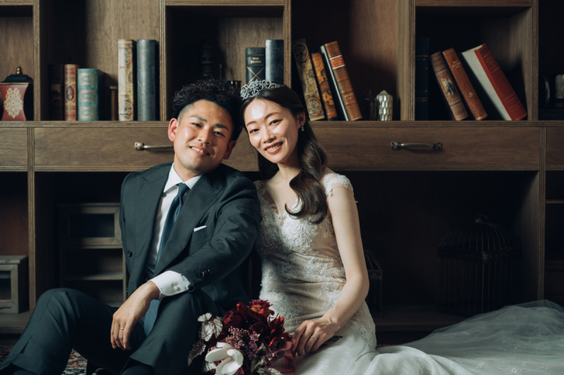 本棚のあるスタジオではアンティークでオシャレに