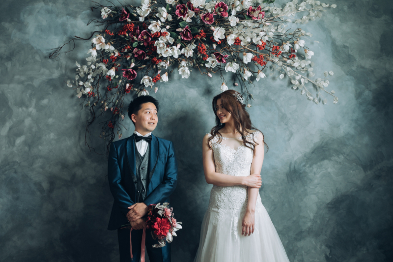 グレーに染められたスタジオ、木蓮の下で