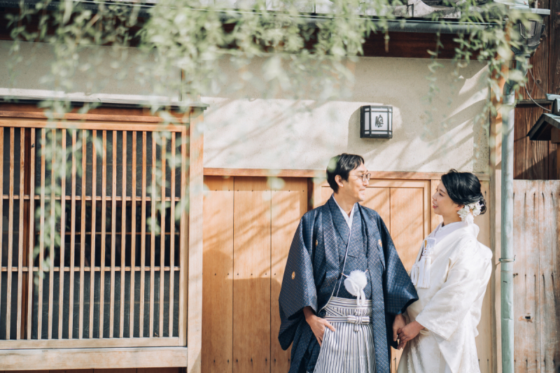 枝垂れ木の木漏れ日を受けて