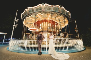 澄んだ夜空に煌く幻想的な遊園地イルミネーションフォト