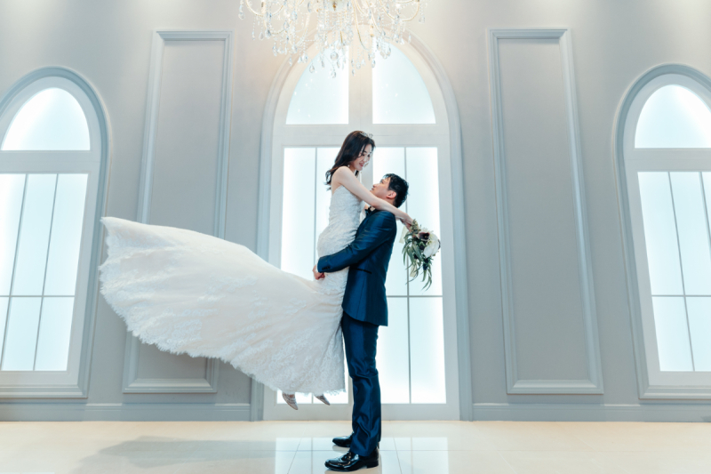 躍動感を演出したロマンティックなハグショット