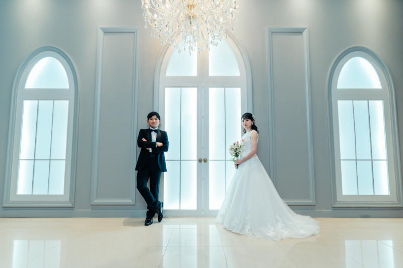 シャンデリアとアーチ窓がロマンティックな空間で