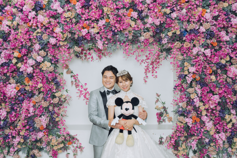 フラワーウォールではお気に入りのぬいぐるみと