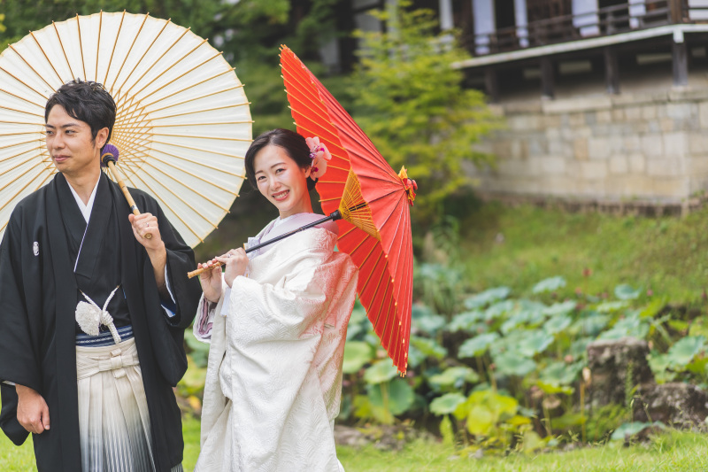 小物も充実!紅白の番傘と共に