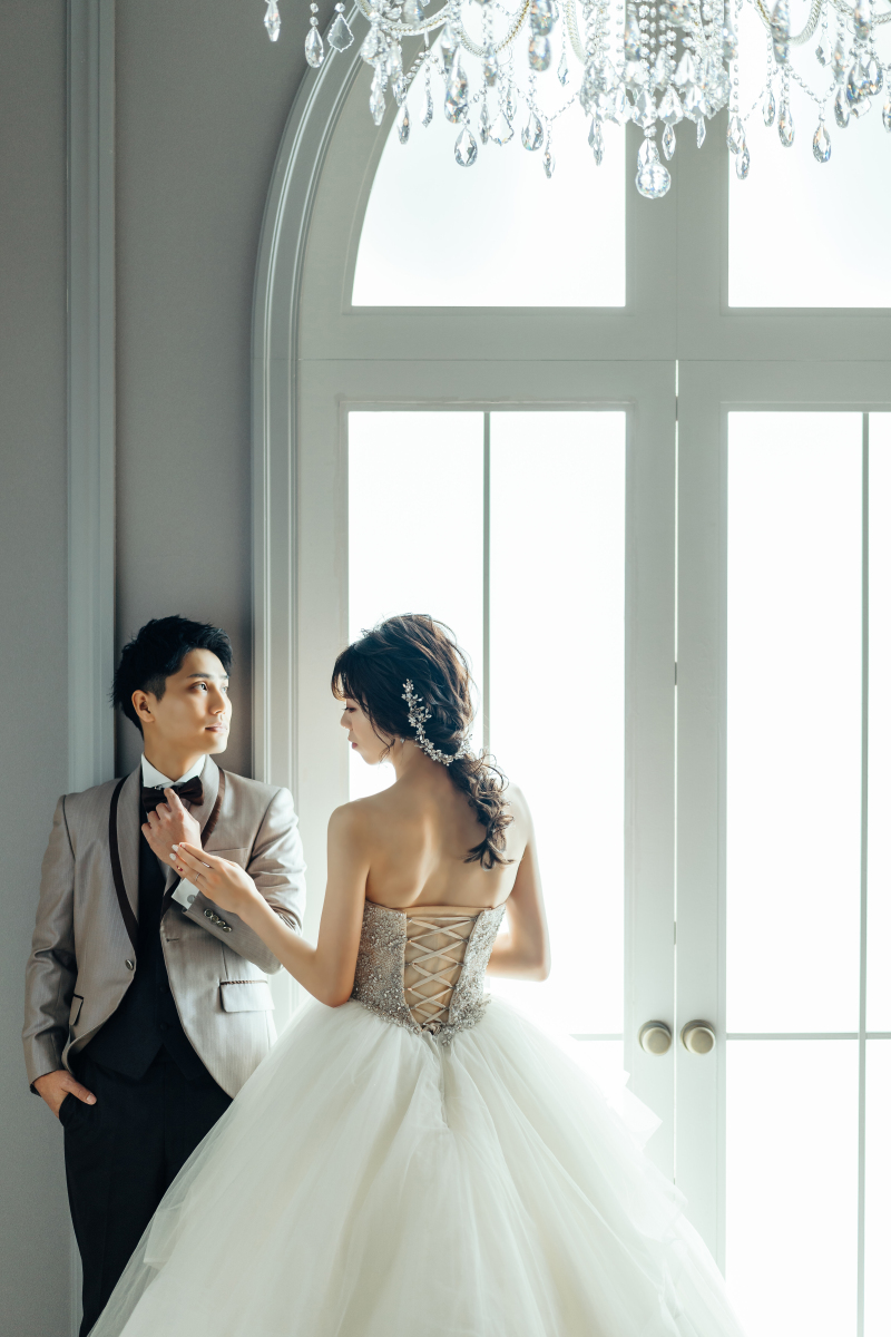 シャンデリアと自然光が降り注ぐ格子窓