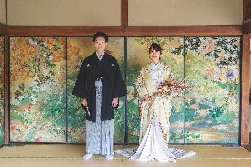 四季折々の花々の描かれた襖絵がお二人を引き立てる