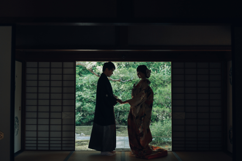 庭園を背にシルエットショットを