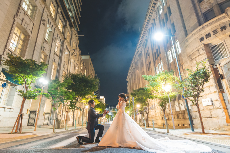 異国情緒溢れる街中でプロポーズシーンを再現