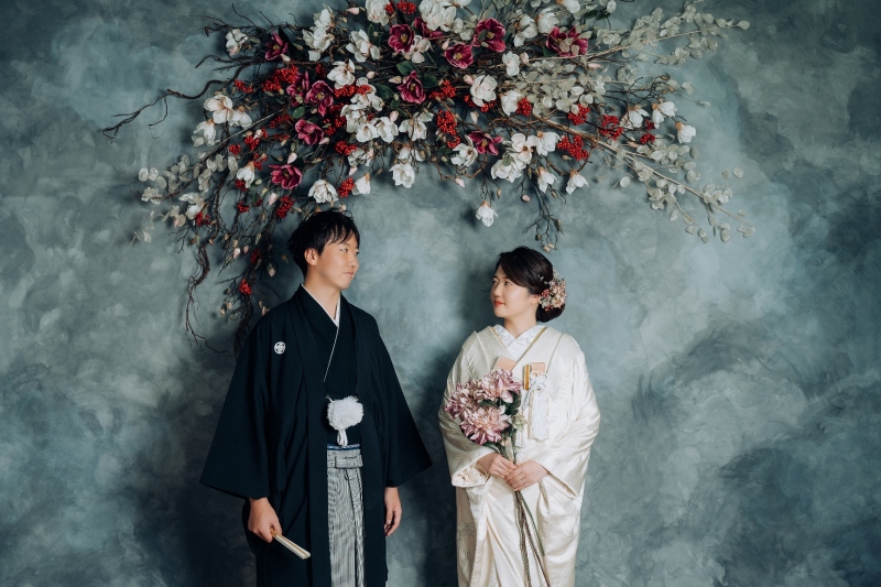 スタジオでフラワーウォールとともに