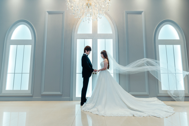 大きな窓から差し込む光に包まれて