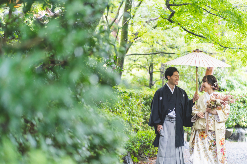 庭園は青々とした緑の映える別世界
