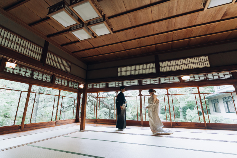 和室の外には緑豊かな庭園が広がる