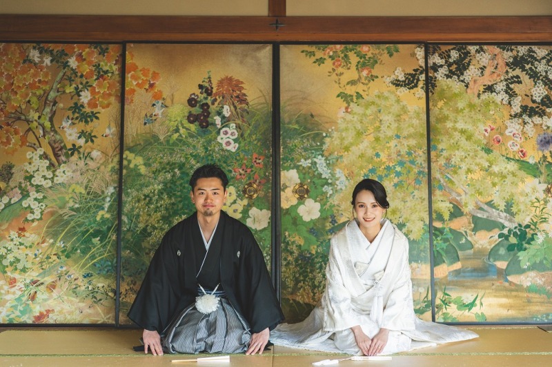  鮮やかな屏風の前で