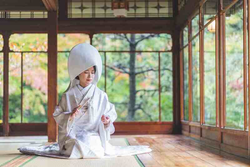 大きな窓から覗く美しい景色