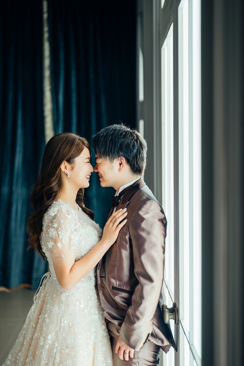 目を閉じてニッコリ