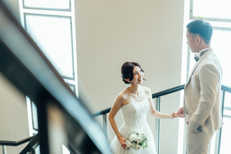 大階段で手を引くロマンティックな瞬間を