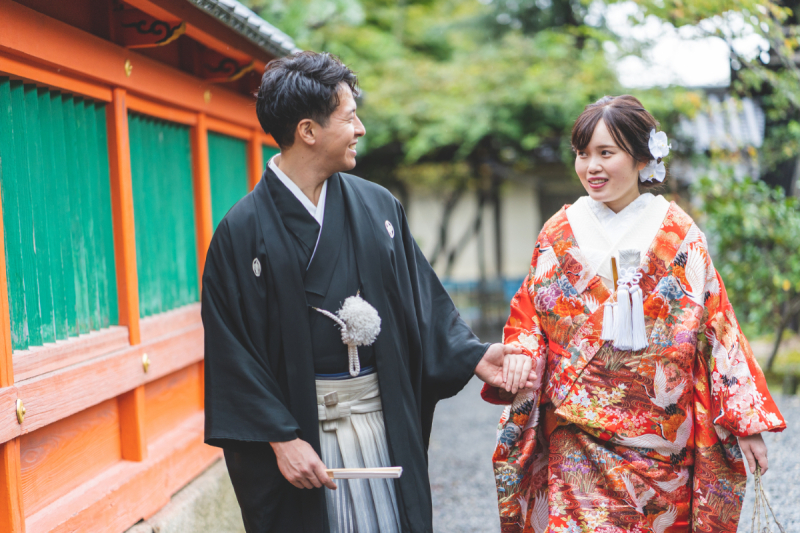 仲良く手を取りあって屋外へ移動