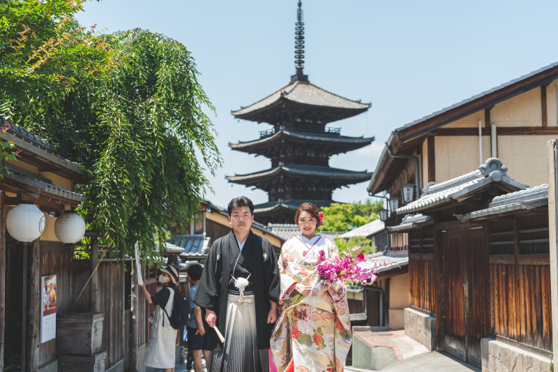 祇園の塔を背に