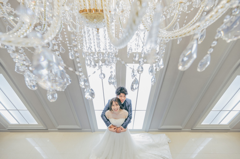 シャンデリアの向こうに輝く幸せな笑顔