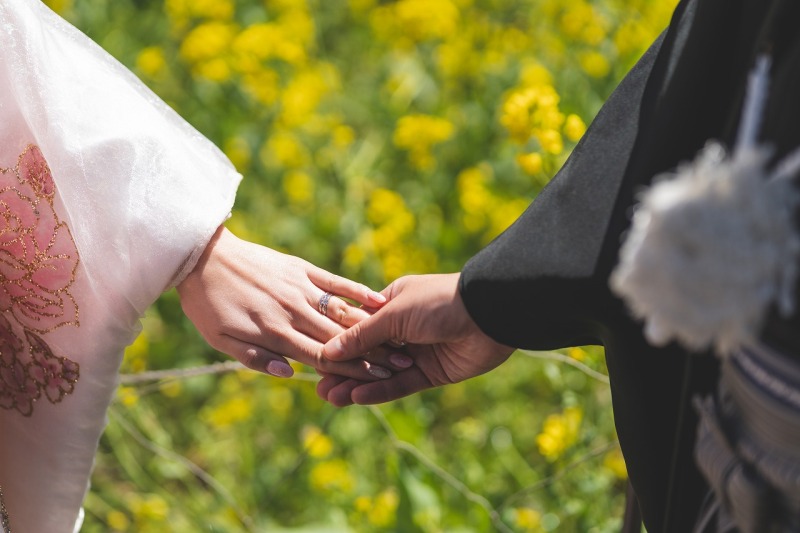 手を取り合って