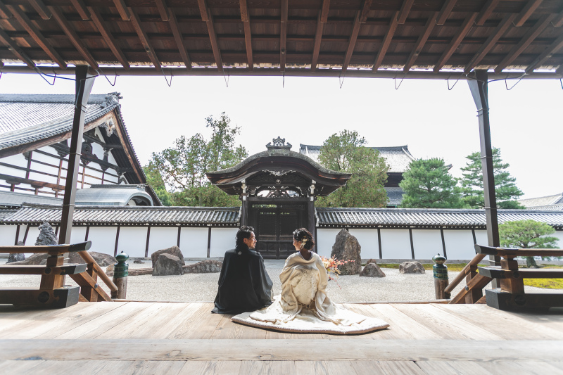 腰かけて見つめあうおふたり