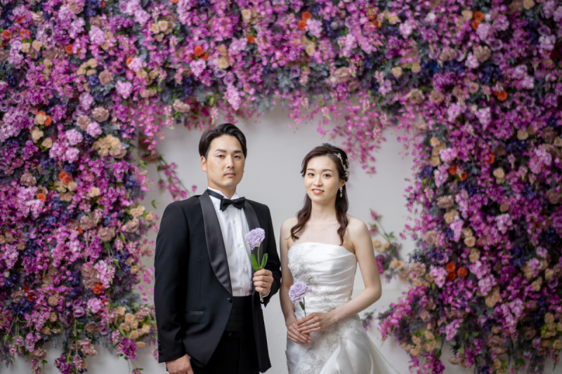 少し陰りのあるフラワーウォールで大人っぽく