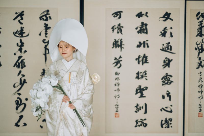 白無垢が背景と混じり合って