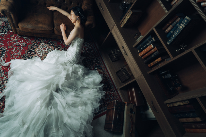 赤い絨毯彩る幻想的な寝そべりショット