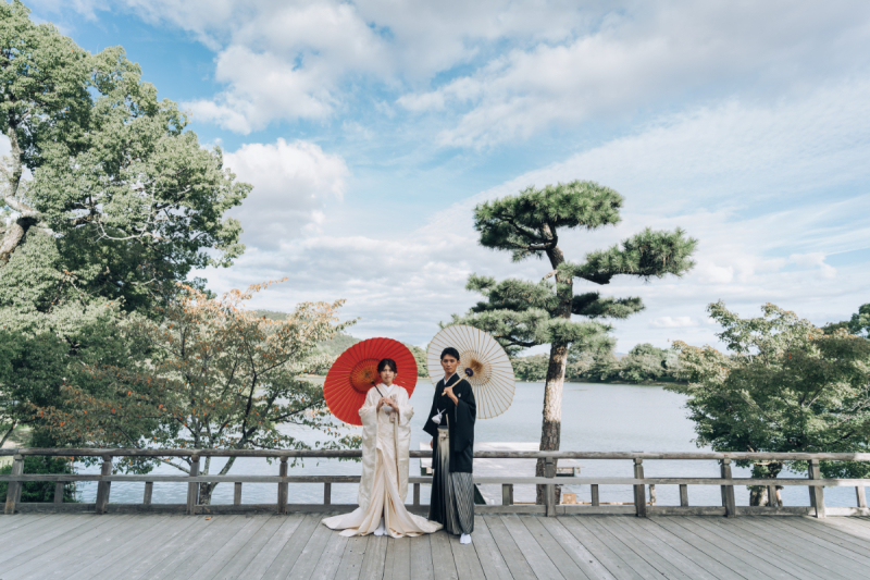 境内に広がる大沢池で雄大な自然を背に