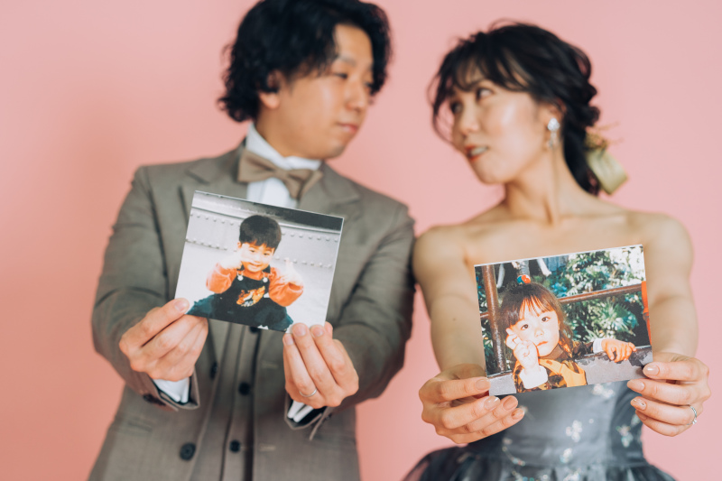子供のころの写真を手に