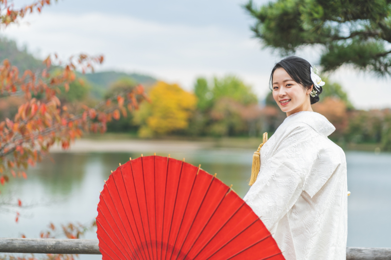 新婦様のソロショットは紅白で華やかに