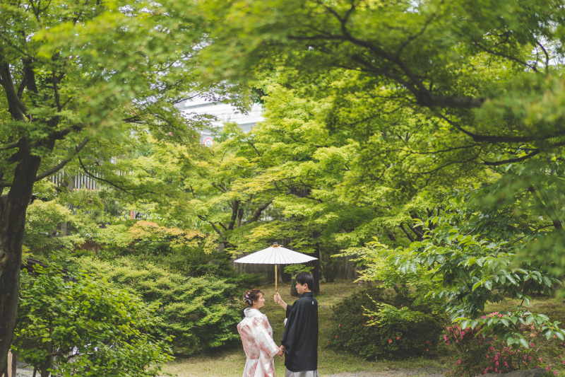 緑が映える和装でのロケーションフォト