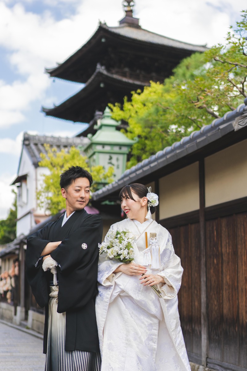 背中越しで見つめあって