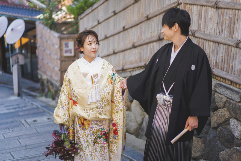 歴史感じる二年坂、手を取る姿を記念に