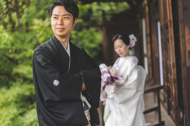 緑と木目の対比が趣ある瞬間を演出