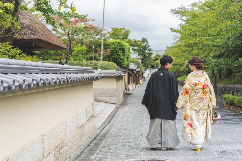 東山の町並みで歩む二人