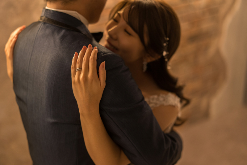 ロマンティックな雰囲気でのハグショット