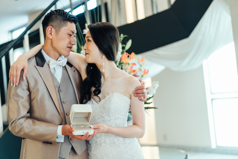 ふたり肩を組んで仲良く