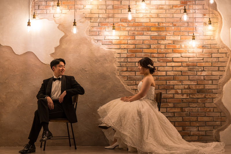 あたたかい照明が灯るブリックウォール