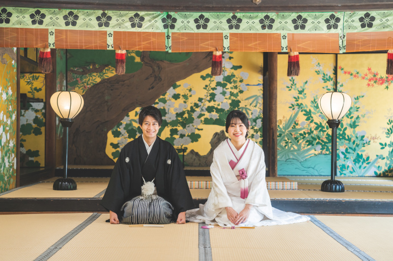 和装の映える和室でまずは定番のお正座ショット