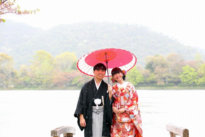 大覚寺の池の前で