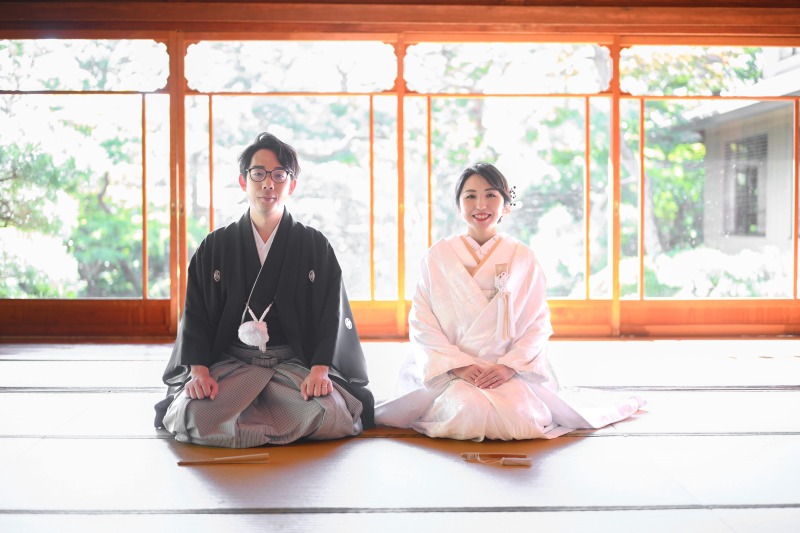 煌びやかな空間で正座ショット