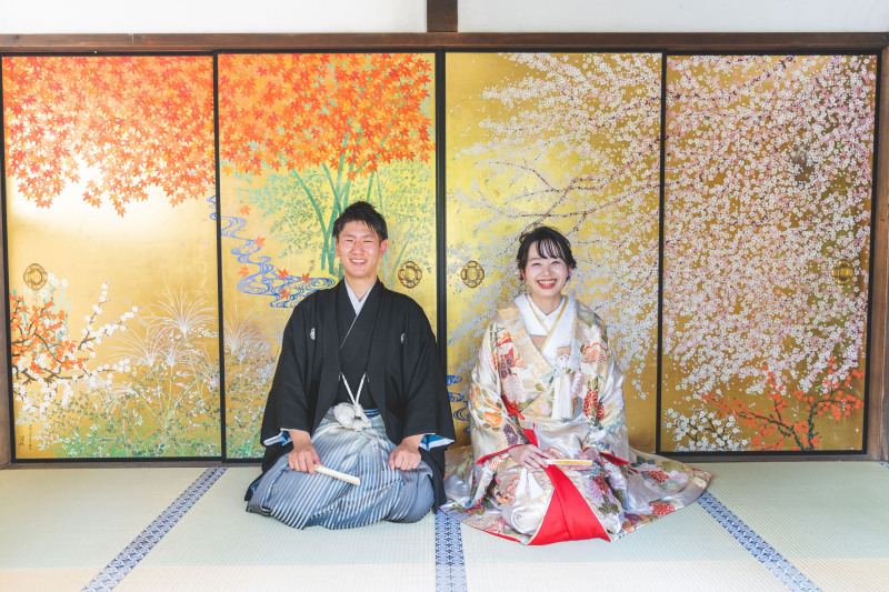 金屏風を背に、和の豪華さを感じる一枚