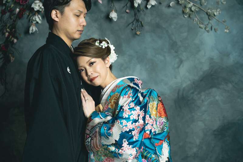 木蓮の下で寄り添ったポーズ